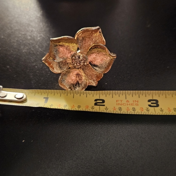 Banana Republic Gold Flower Ring - Picture 9 of 10